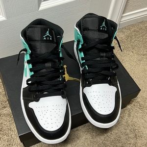 Jordan 1 Mid Tropical Twist